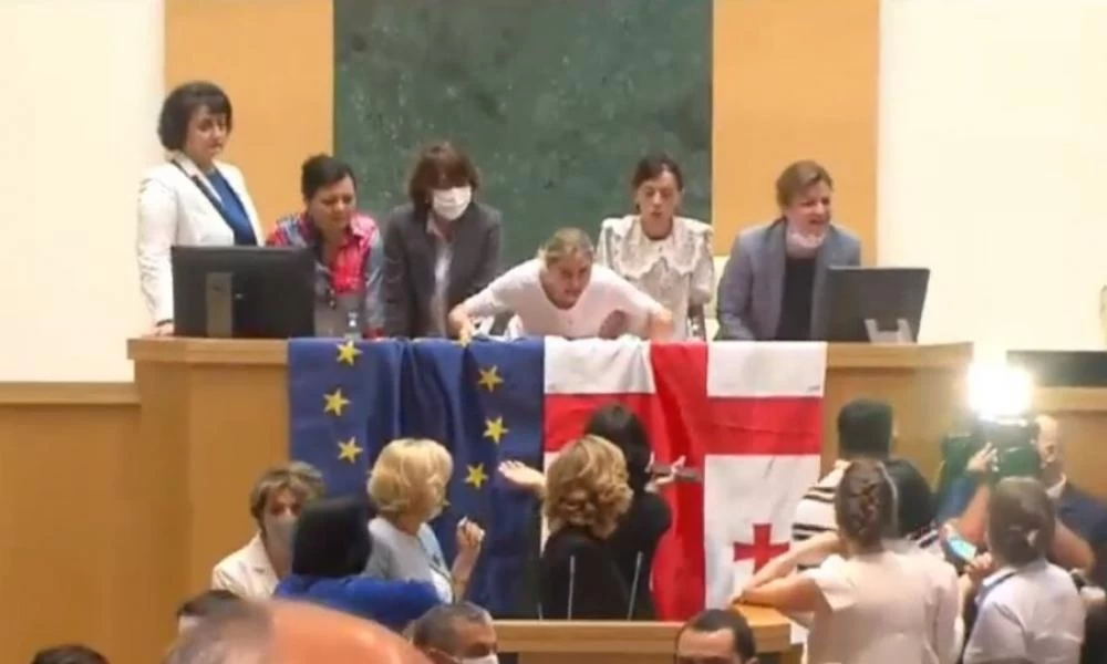 Έπεσε ''ξύλο'' στο κοινοβούλιο της Γεωργίας: Βουλευτές πιάστηκαν στα χέρια- Ζητούν να παραιτηθεί ο πρωθυπουργός